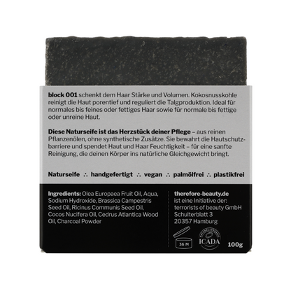 Anwendung der Aktivkohle Seife bei fettigem Haar für gesunde, strahlende Kopfhaut.