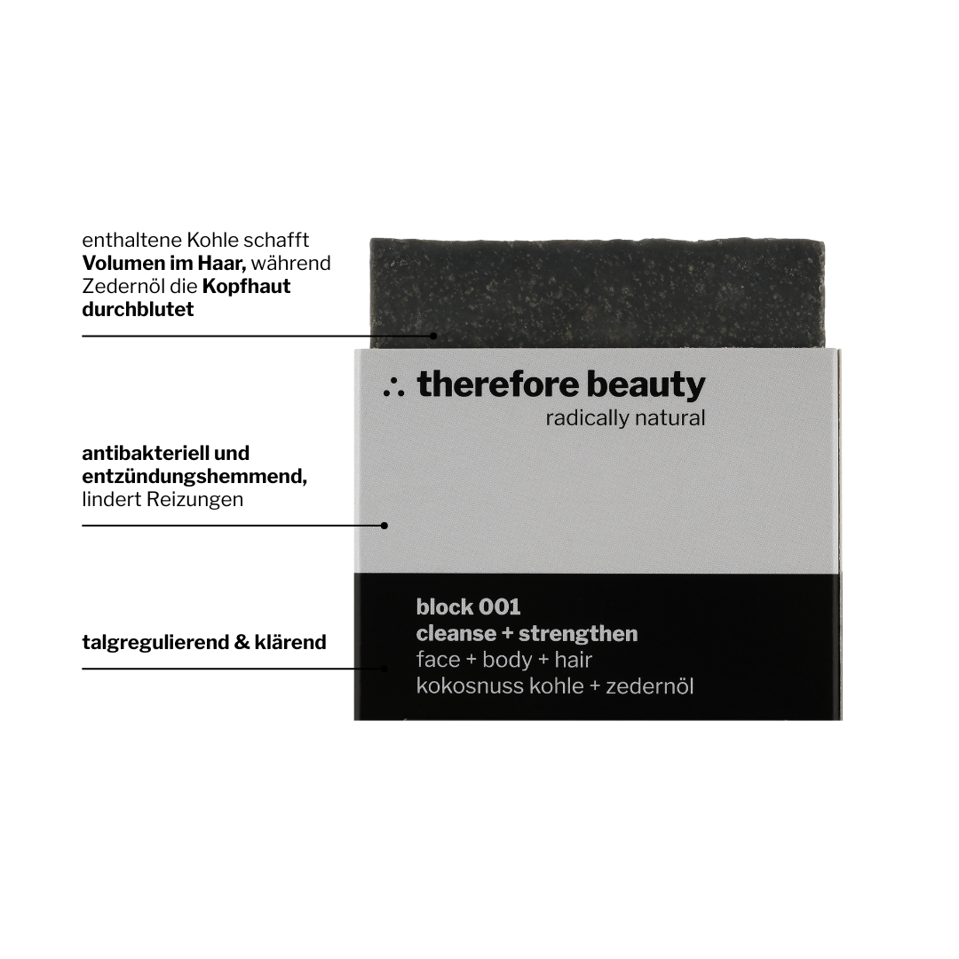 Schäumende Anwendung der Aktivkohle Seife block 001 für optimale Reinigung im Bad.