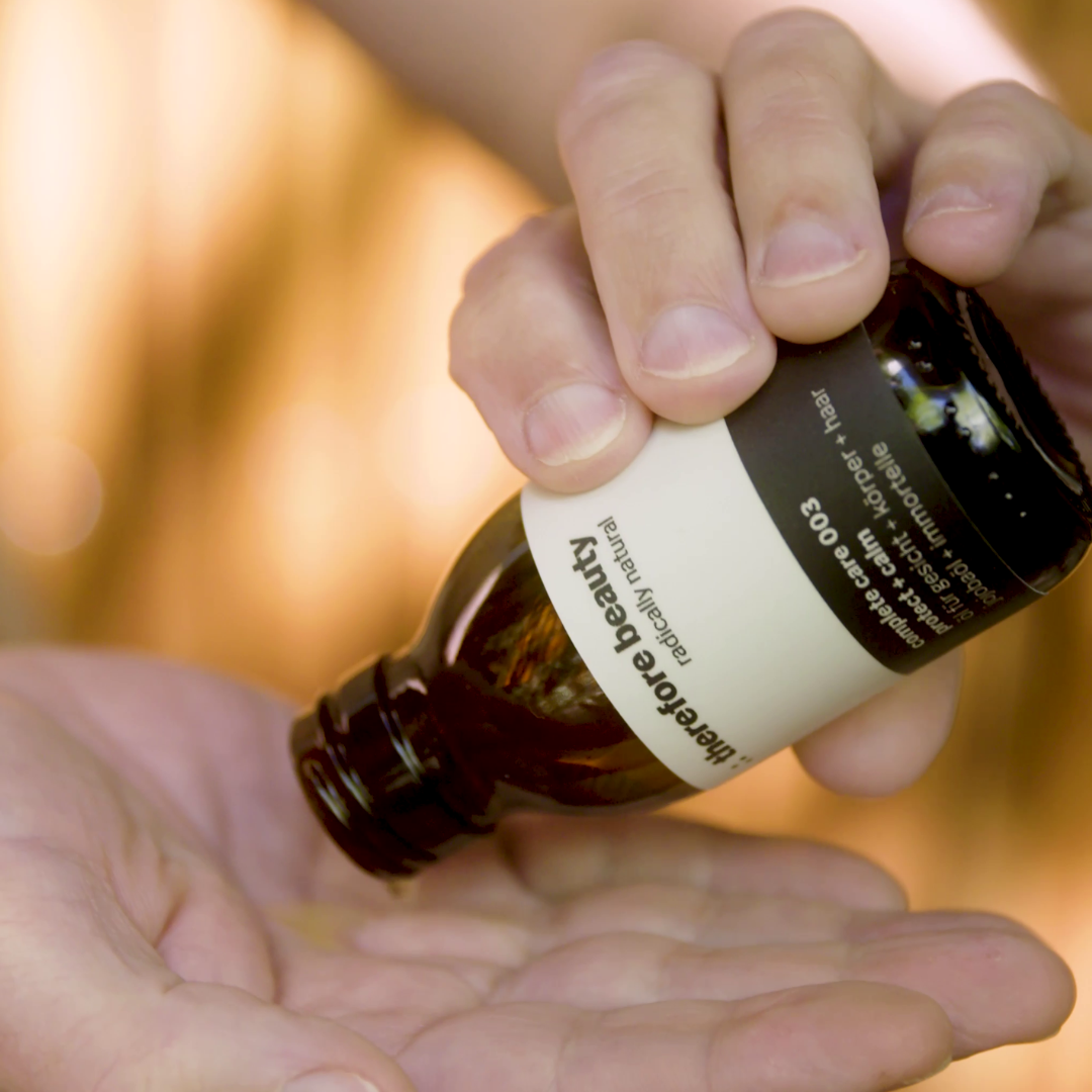 Hautpflege-Routine mit Complete Care 003 Pflegeöl für strahlende und gesunde Haut.