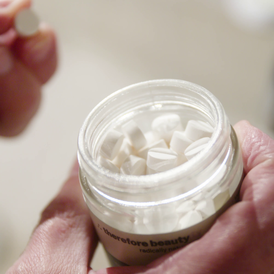 Verpackung von ∴ therefore beauty Zahnputztabletten mit klaren Anweisungen zur Anwendung