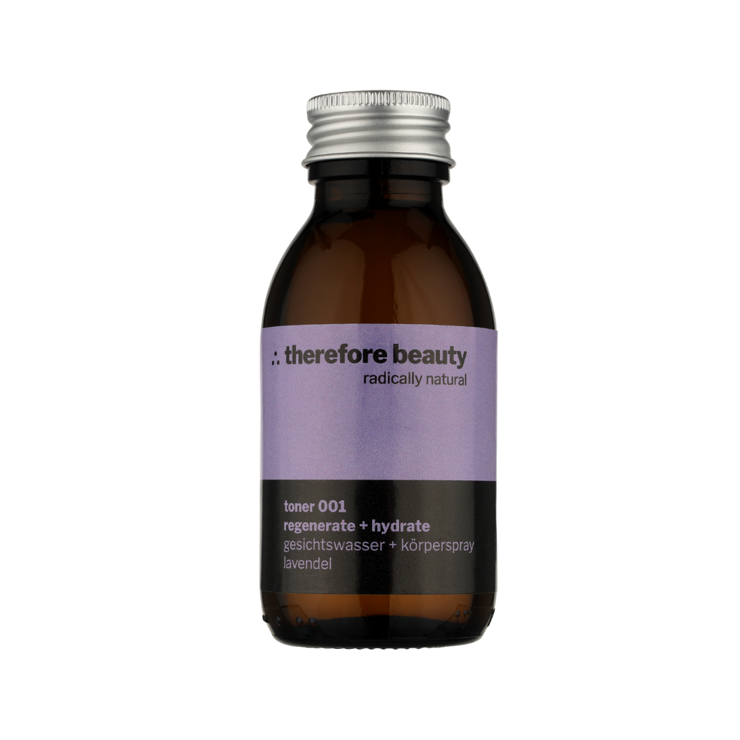 Toner 001 in den Händen einer Frau, die das Biospray auf ihre Haut sprüht.