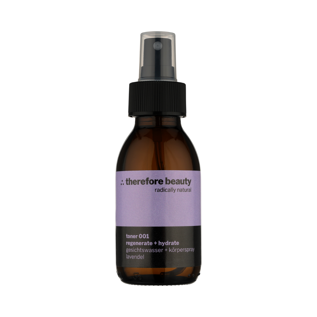 Das Bioprodukt Toner 001, kombiniert mit anderen Naturkosmetikprodukten im Wellness-Setup.