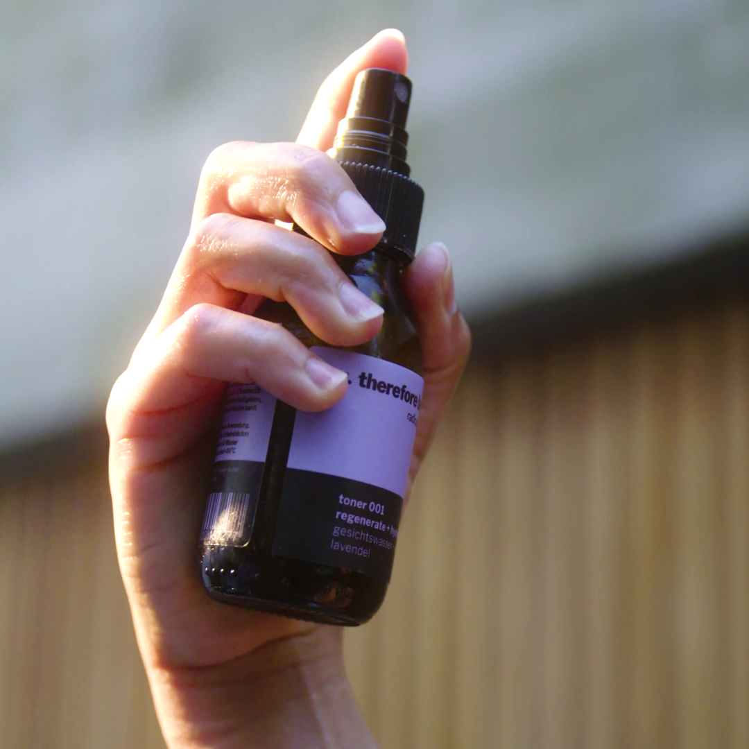 Nahaufnahme des Sprühmechanismus des Toner 001 für eine gleichmäßige Anwendung.
