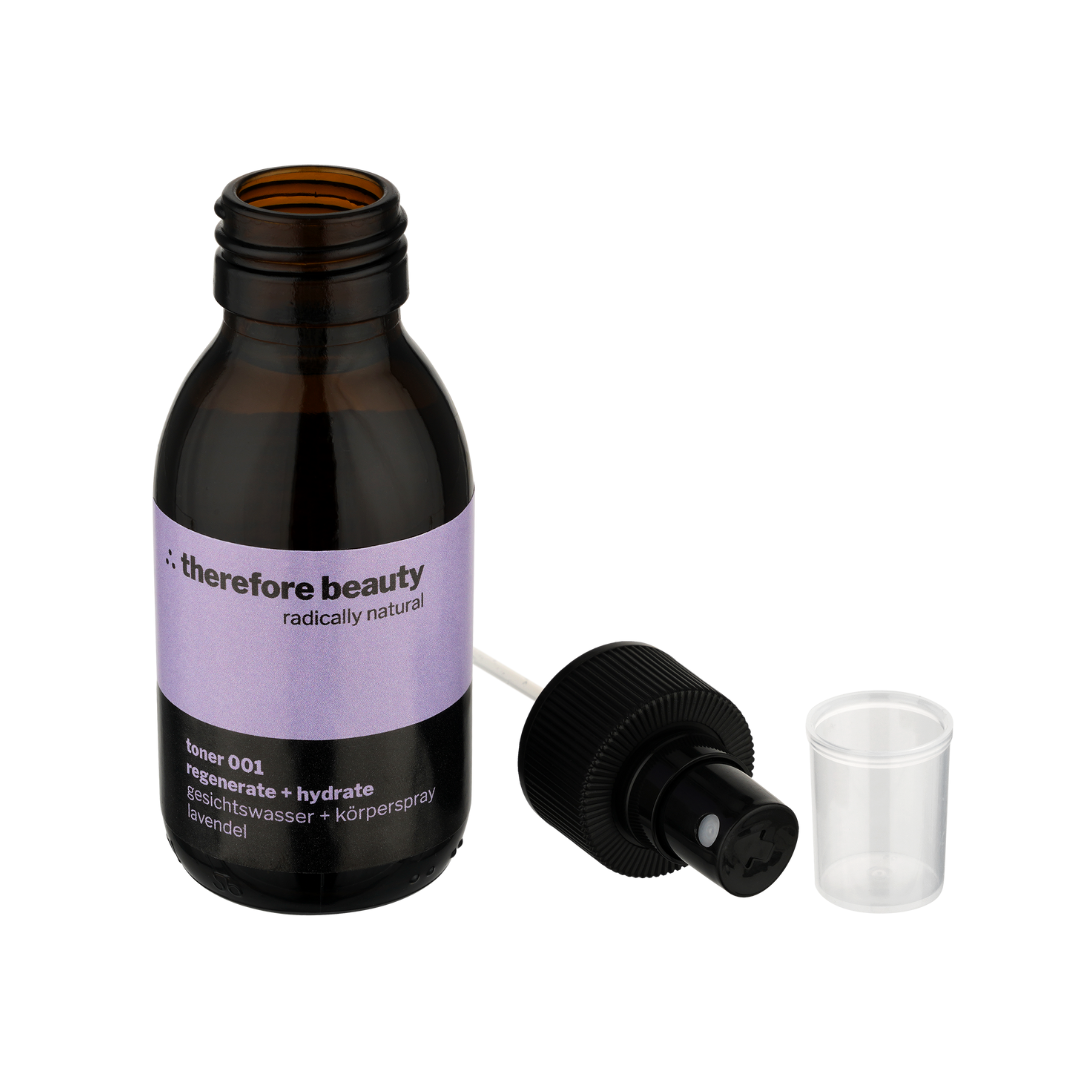 Toner 001 von therefore beauty, präsentiert auf einem minimalistischen Badezimmerregal.