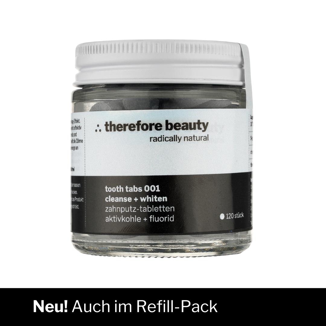 Tooth Tabs von therefore beauty in seiner natürlichen Verpackung, feste Zahnpasta mit Aktivkohle für Zahnaufhellung.