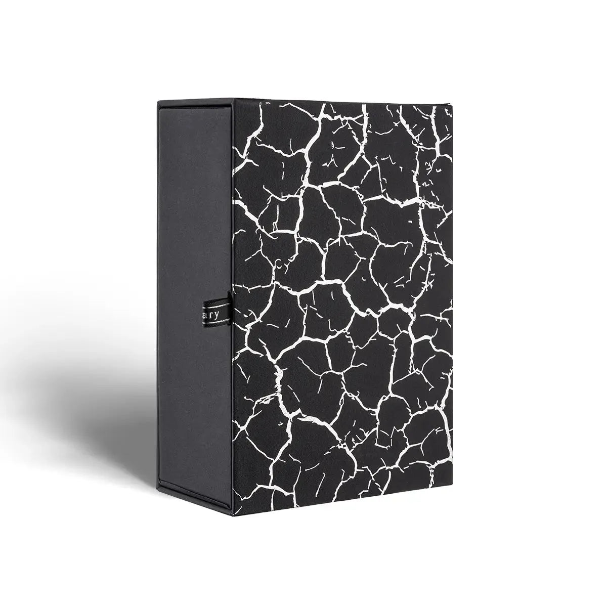 Anwendung des Things Fall Apart Parfums: sprühend auf Handgelenk für ein langanhaltendes Dufterlebnis.