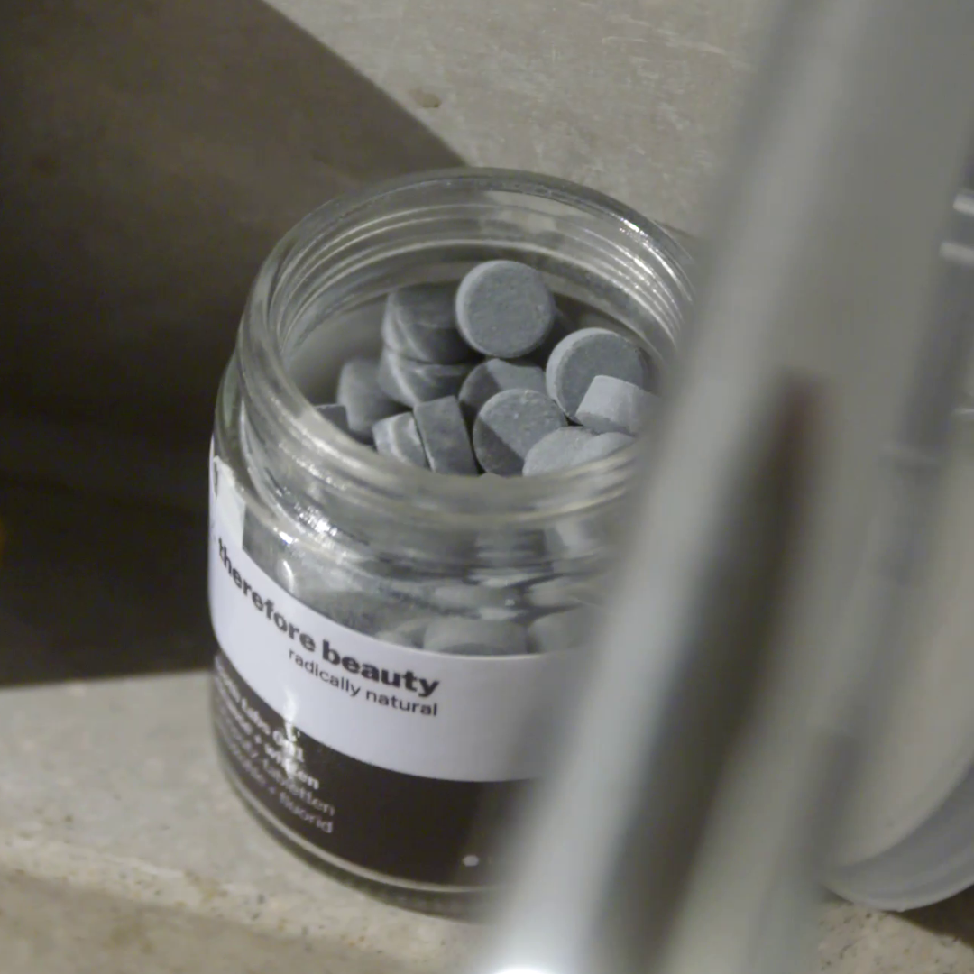 Verpackung der festen Zahnpasta Tooth Tabs mit Aktivkohle, ideal für natürliche Zahnaufhellung.
