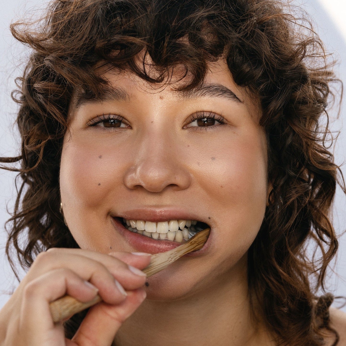 Tooth Tabs zusammen mit einer Zahnbürste, die feste Zahnpasta mit Aktivkohle für einfache Anwendung.