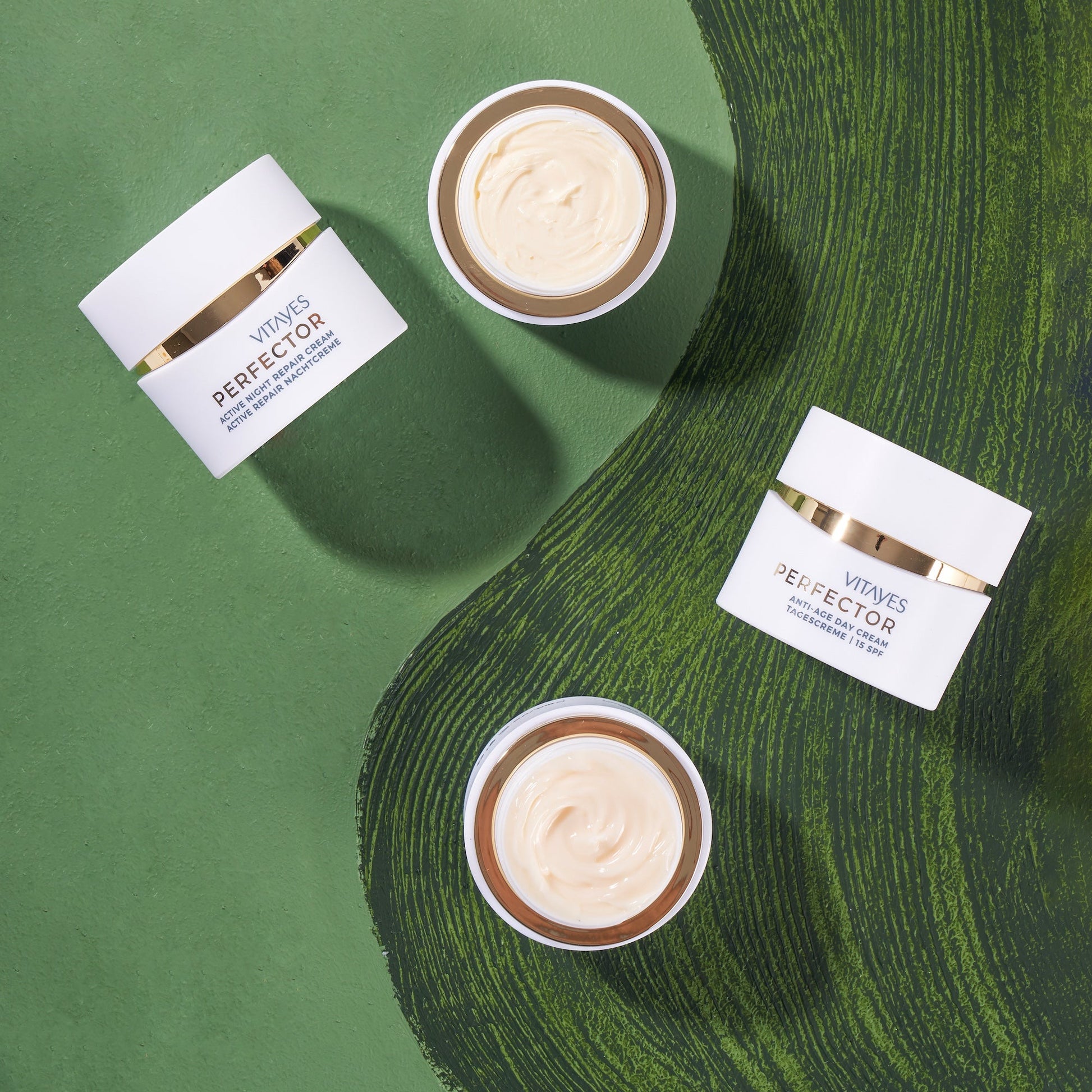 Offene Dose der Perfector Cell Renewal Nachtcreme, zeigt die reichhaltige, cremige Textur für intensive Pflege.