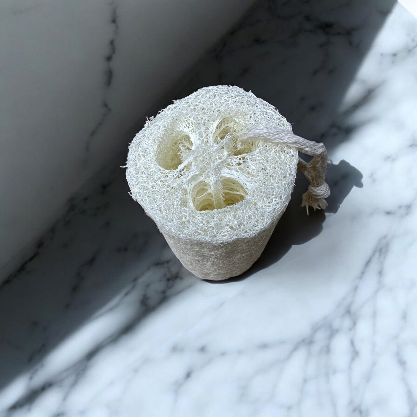 Anwendung des Luffa-Schwamms mit sanften Bewegungen auf empfindlicher Haut für beste Ergebnisse.