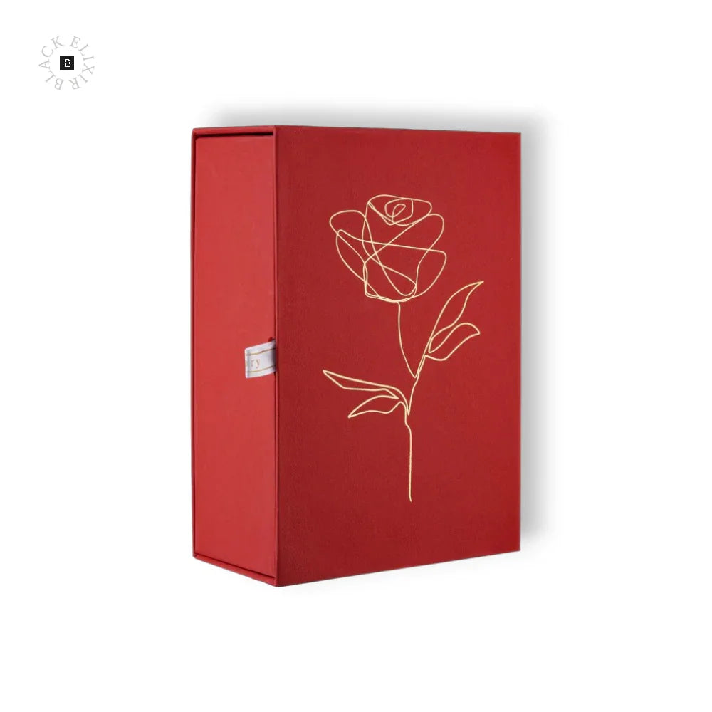 Anwendung des ekovita Eau de Parfum The Age of Innocence, das für seinen Premium Duft bekannt ist.