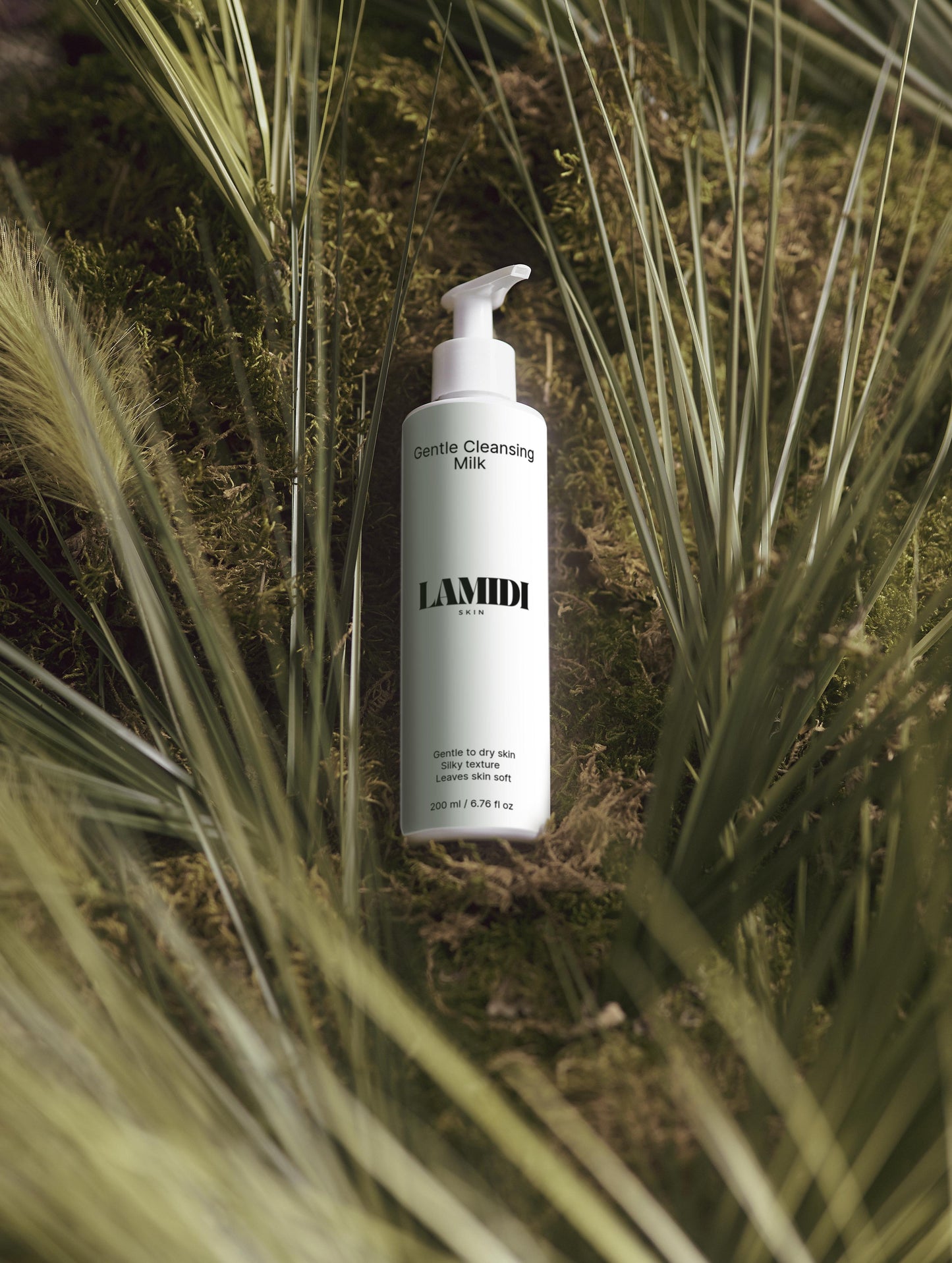 Detailansicht der Gentle Cleansing Milk, ideal für vegane Hautpflege und strahlende Haut.